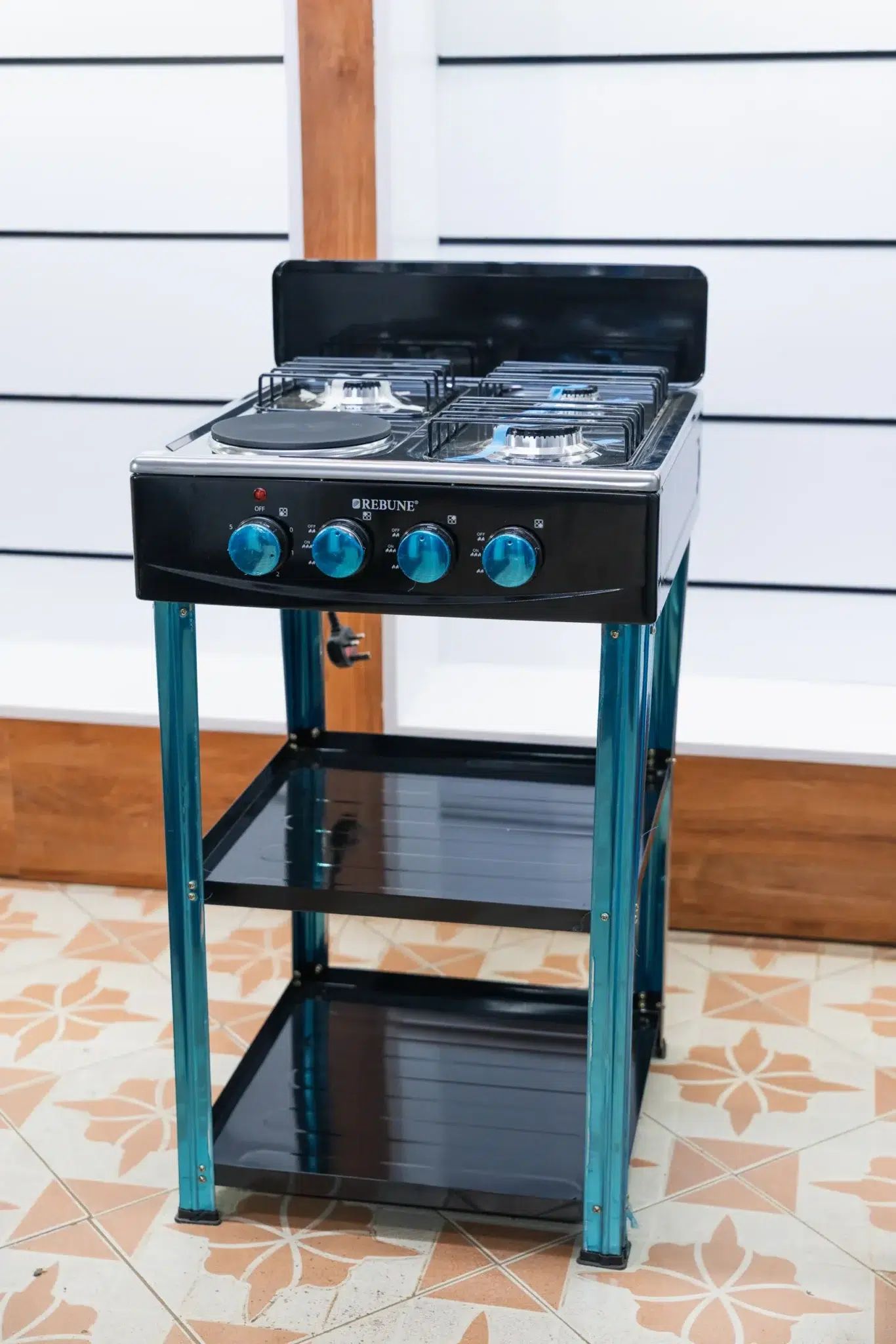 Rebune 50x50 Standing Cooker (3 Gas + 1 Electric) with Shelves 4 Rebune 50x50 standing cooker showing the three-pin power plug for the electric hotplate at Tael Appliances.